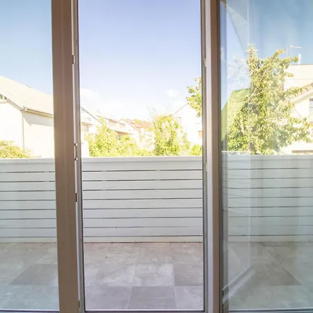 V36 House - Jaukus Namelis Prie Baseino Palangoje *